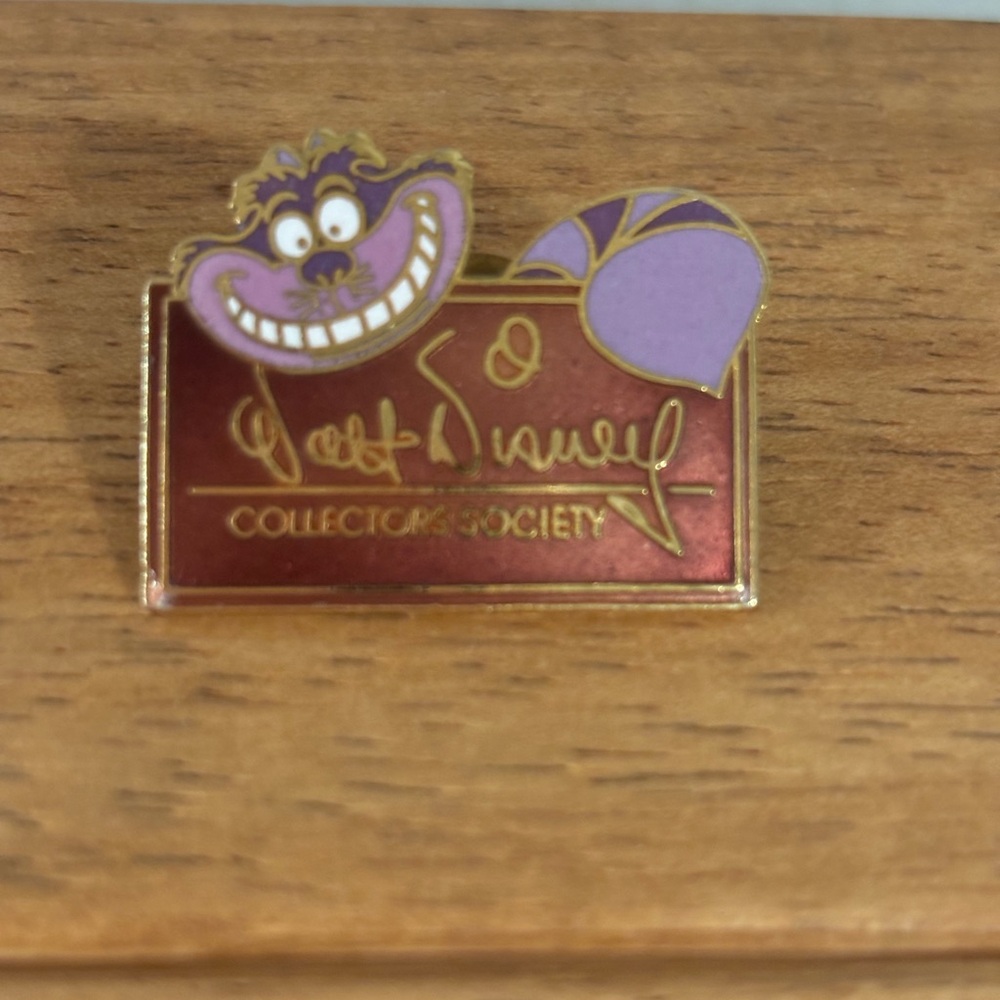 Disney Vintage 1994 Collectors Society Pin Cheshire Cat